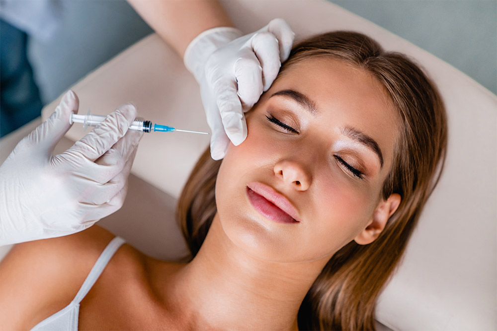 Young woman gets beauty facial injections in salon<br />
